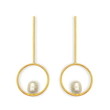 Cargar imagen en el visor de la galería, Pearl Circle Long Drop Earrings in 18k gold plated. White Pearl