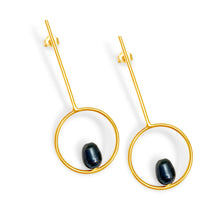 Cargar imagen en el visor de la galería, Pearl Circle Long Drop Earrings in 18k gold plated. Black Pearl