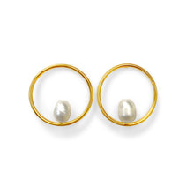 Cargar imagen en el visor de la galería, Pearl Circle Stud Earrings in 18k gold plated. White Pearl