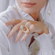 Load image into Gallery viewer, Oval Ring with Couple