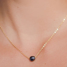 Cargar imagen en el visor de la galería, Pearl Short Necklace. Handmade jewelry in 18k gold plated. Black Pearl
