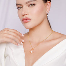 Cargar imagen en el visor de la galería, Pearl Circle Pendant Necklace. Handmade jewelry in 18k gold plated. White Pearl.
