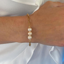 Cargar imagen en el visor de la galería, Pearl Link Adjustable Bracelet. Handmade in 18k gold plated and natural cultured pearls.
