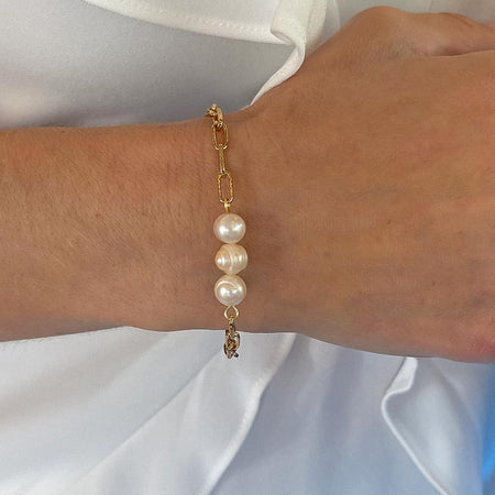 Pearl Link Adjustable Bracelet. Handmade in 18k gold plated and natural cultured pearls.