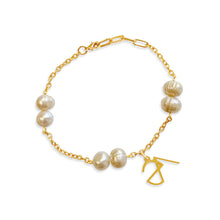 Load image into Gallery viewer, Pearl Bracelet. Handmade jewelry. 18k gold plated.
