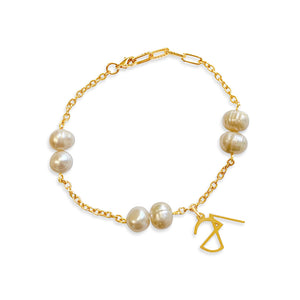 Pearl Bracelet. Handmade jewelry. 18k gold plated.
