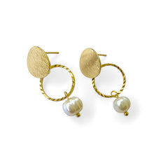 Cargar imagen en el visor de la galería, Mother of pearl drop earrings. Handmade jewelry in sterling silver and 18k gold plated.
