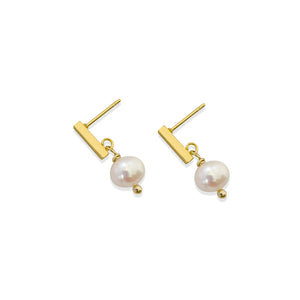 Pearl Drop Earrings in 18k gold plated. White Pearl