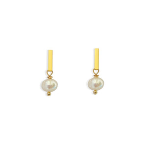 Pearl Drop Earrings in 18k gold plated. White Pearl