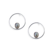 Cargar imagen en el visor de la galería, Pearl Circle Stud Earrings in Sterling Silver. Gray Pearl
