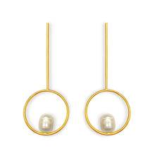 Cargar imagen en el visor de la galería, Pearl Circle Long Drop Earrings in 18k gold plated. White Pearl
