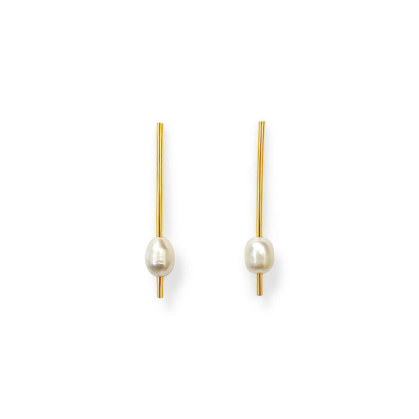 Pearl Drop Earrings in 18k gold plated. White Pearl