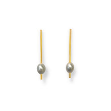 Cargar imagen en el visor de la galería, Pearl Drop Earrings in 18k gold plated. Gray Pearl
