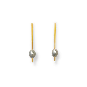 Pearl Drop Earrings in 18k gold plated. Gray Pearl