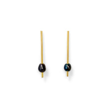 Cargar imagen en el visor de la galería, Pearl Drop Earrings in 18k gold plated. Black Pearl
