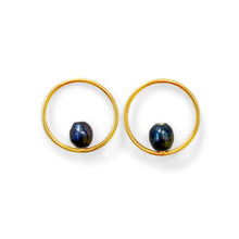 Load image into Gallery viewer, Pearl Circle Stud Earrings in 18k gold plated. Black Pearl
