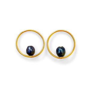 Pearl Circle Stud Earrings in 18k gold plated. Black Pearl